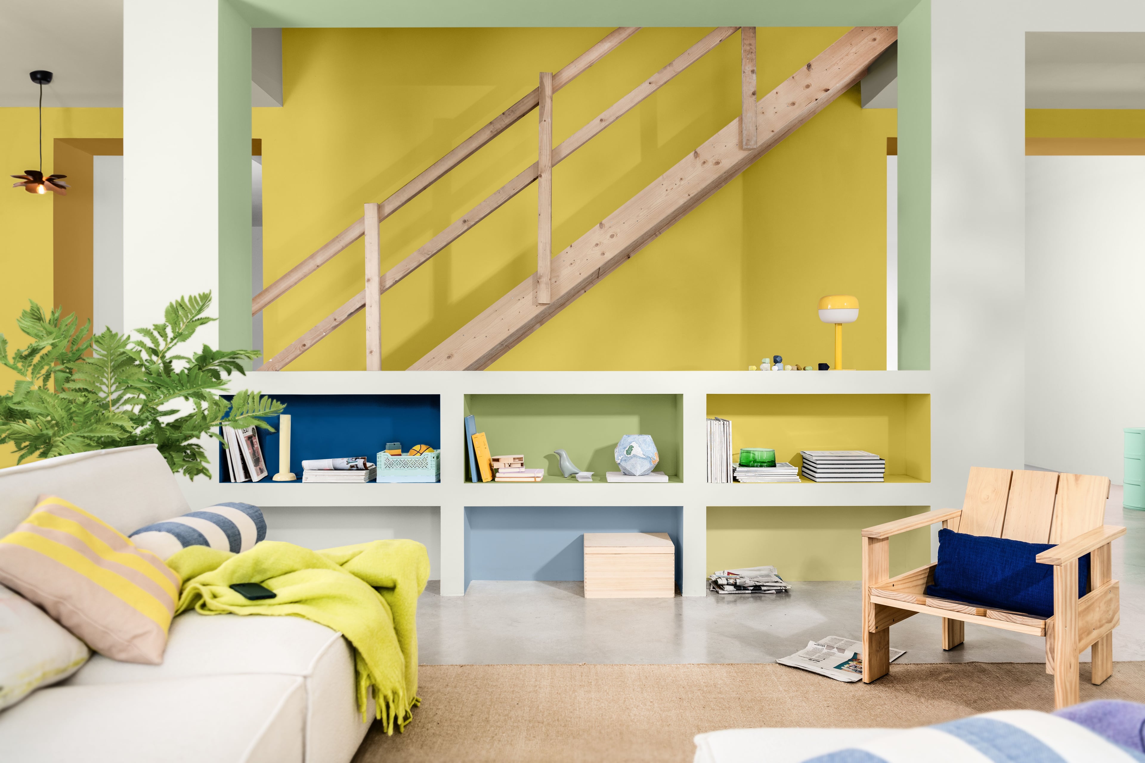 Kleurrijke moderne kamer met open schappen en licht houten meubels.