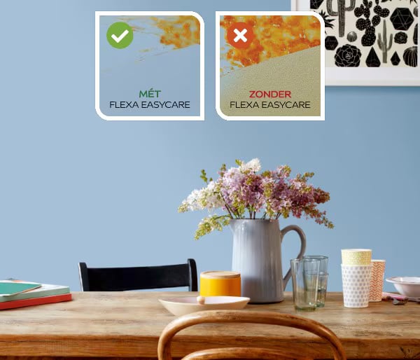 Eettafel met verschillende stoelen, bloemen in een vaas en een blauwe muur op de achtergrond