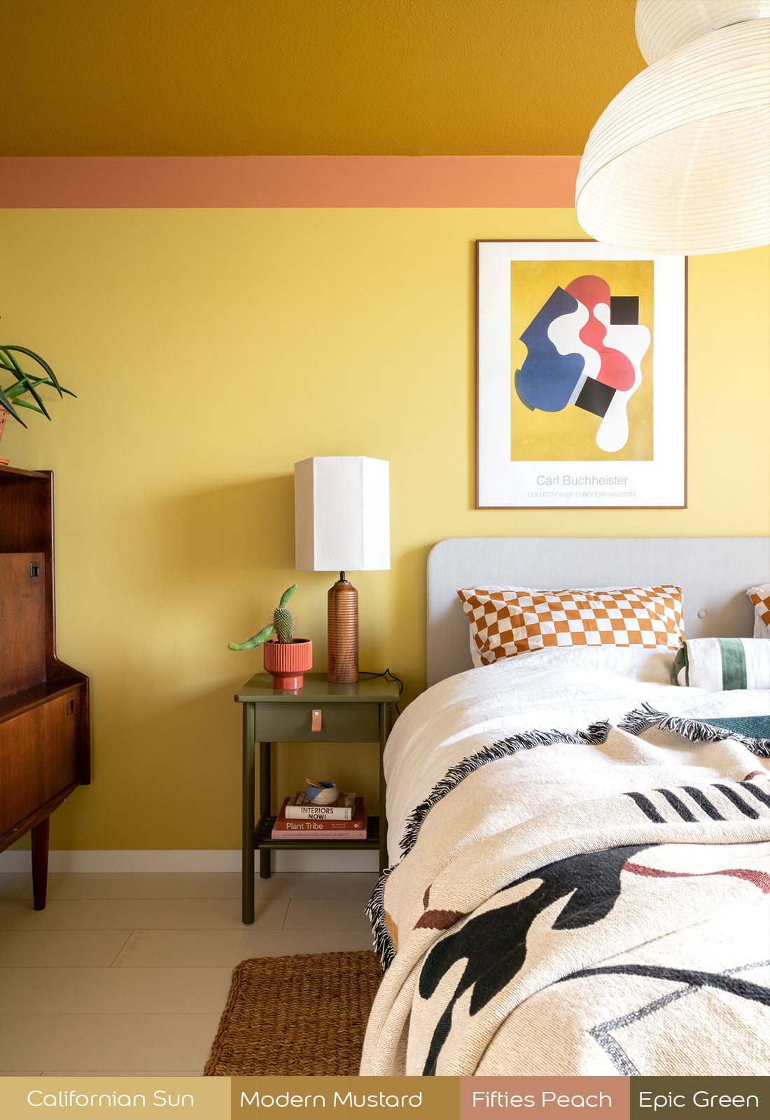 Gezellig slaapkamerinterieur met gele muur, modern kunstwerk en een bed met grafische sprei