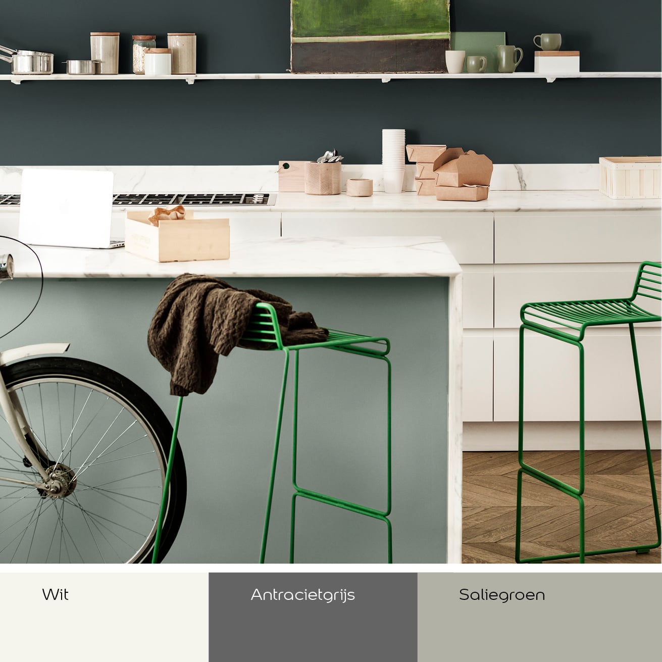 Moderne keuken met donkere muur, wit eiland en groene barkrukken