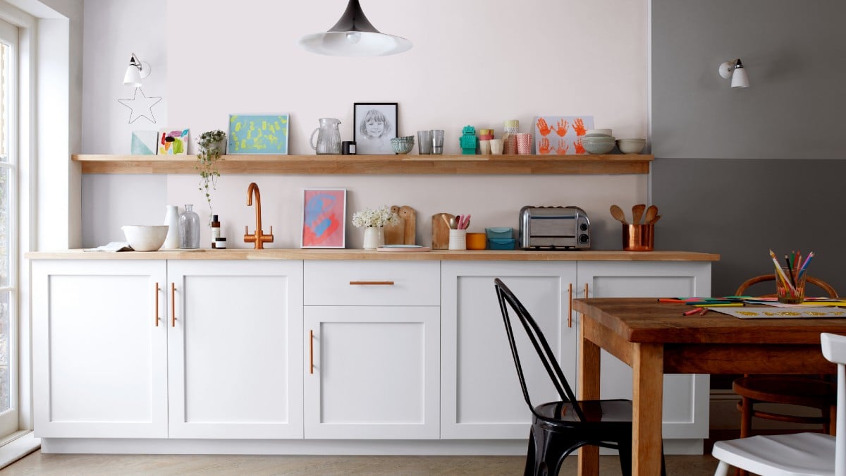 Lichte keuken met houten plank, witte kasten en decoratieve accessoires