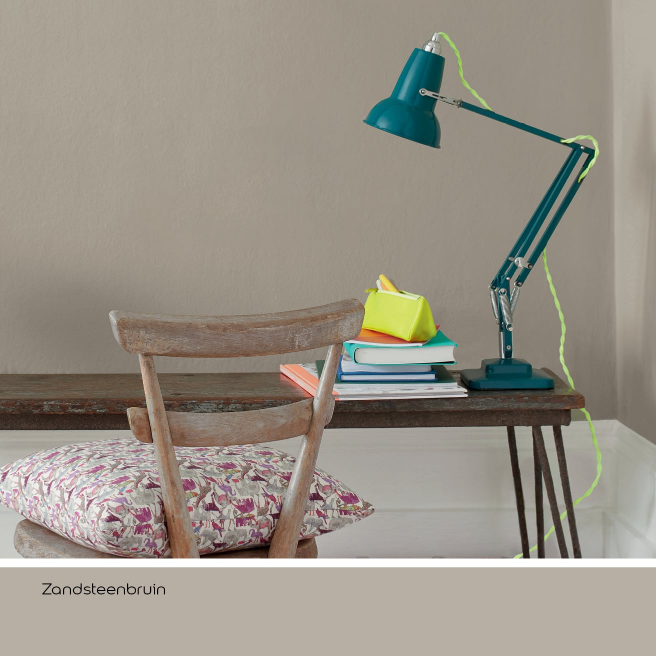 Kinderkamerbureau met houten stoel, boeken en een groene bureaulamp
