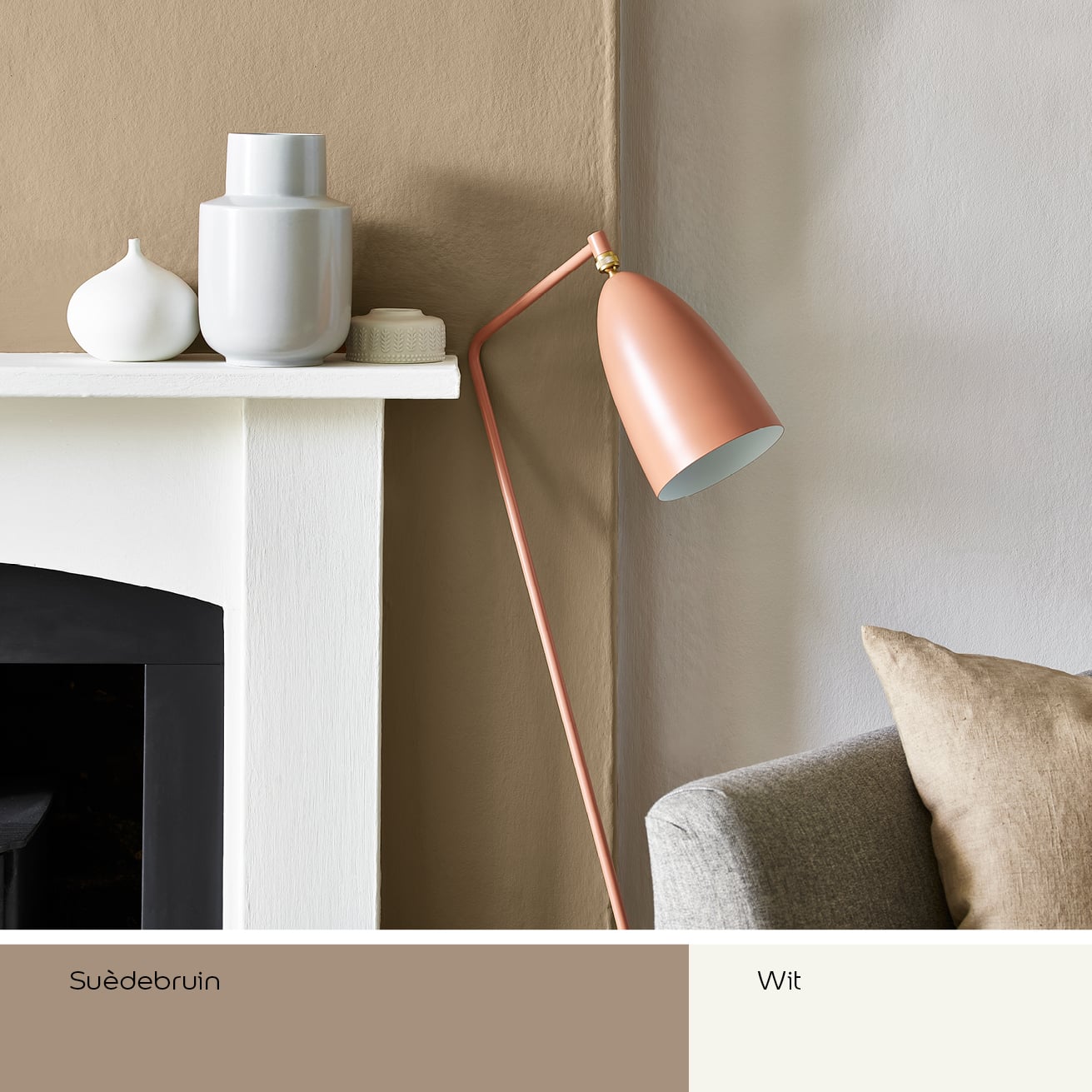 Gezellige hoek met beige muur, witte schouw en roze vloerlamp