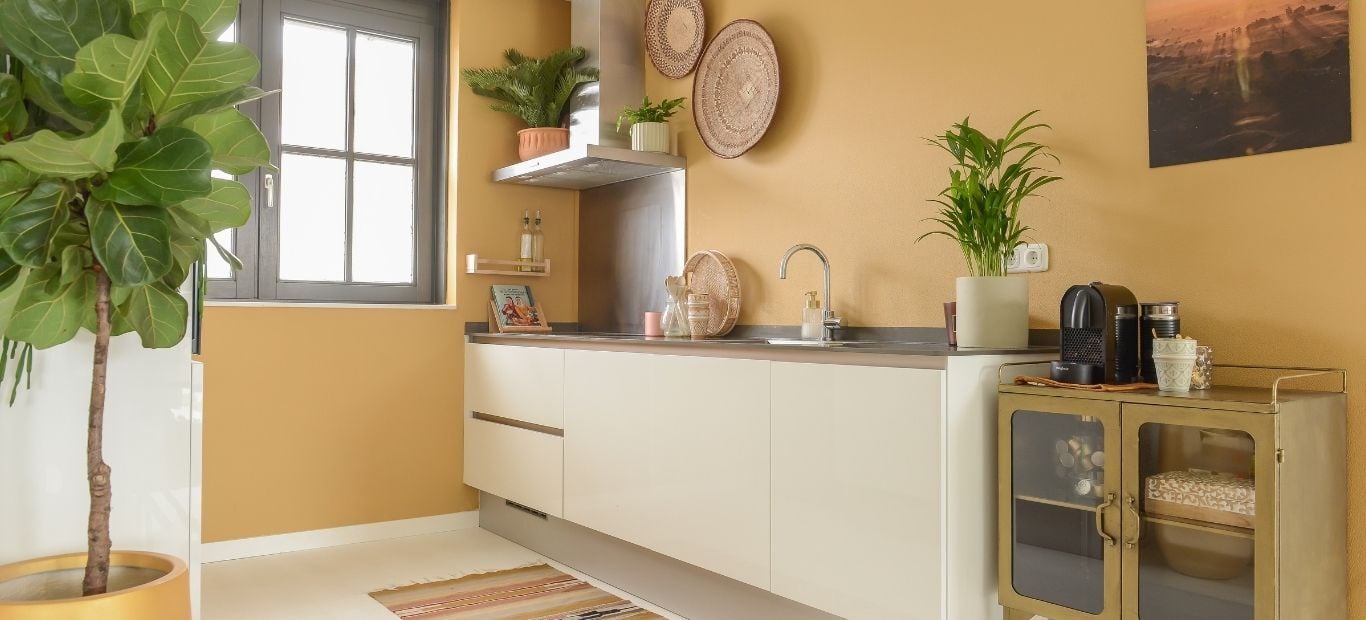 Een mediterrane sfeer in de keuken met de kleur Binti Camel