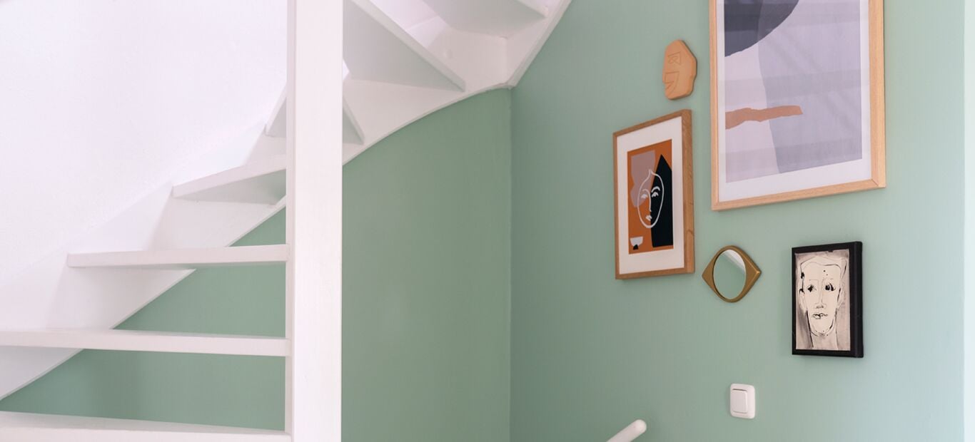 Gang met mintgroene muur en verschillende lijsten