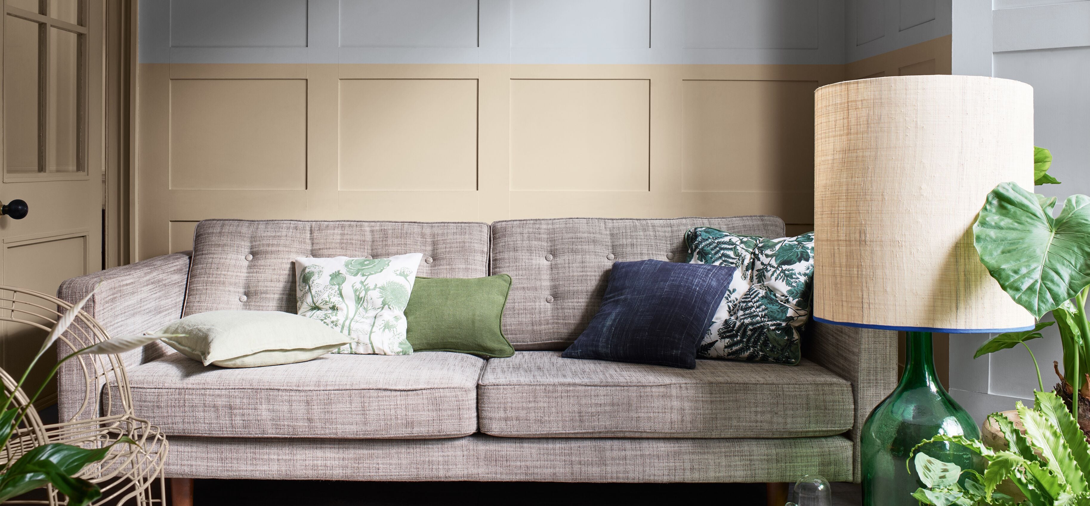 een kleine woonkamer met de kleuren Brave Ground en T4.04.66
