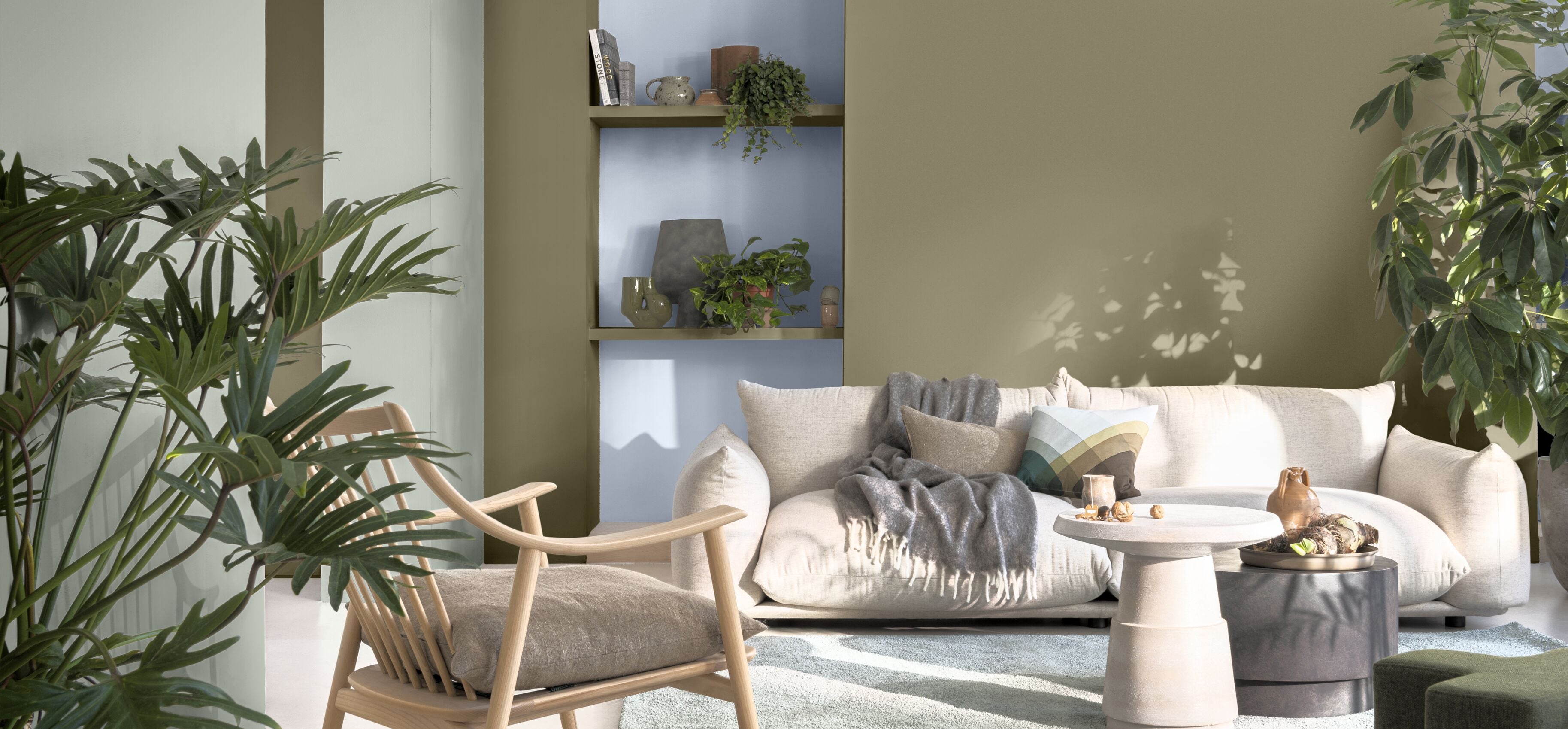 een urban jungle woonkamer met de muurkleuren The Greenhouse 7, Tranquil Dawn en Bright Skies