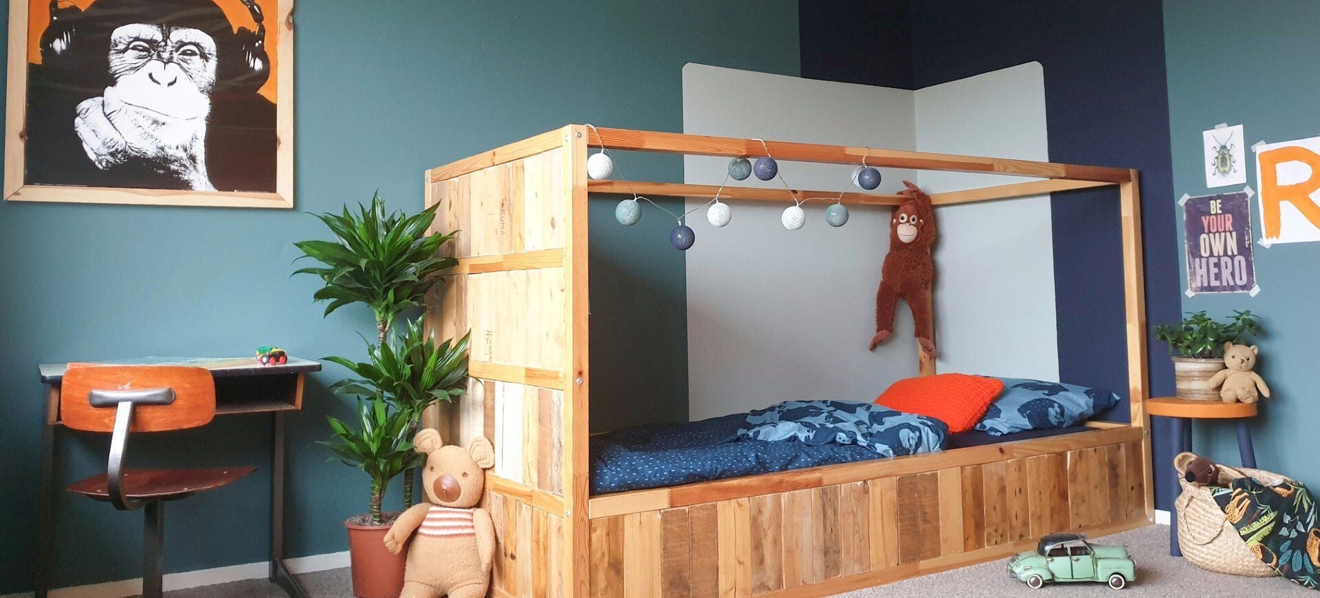 Kinderslaapkamer met groene en blauwe kleurvlakken op de muur
