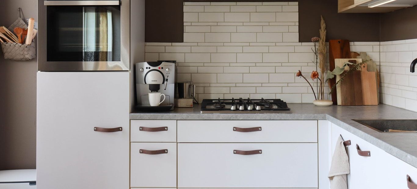 Een gedeelte van de donkerbruine keuken met de kleur Sweet Umber