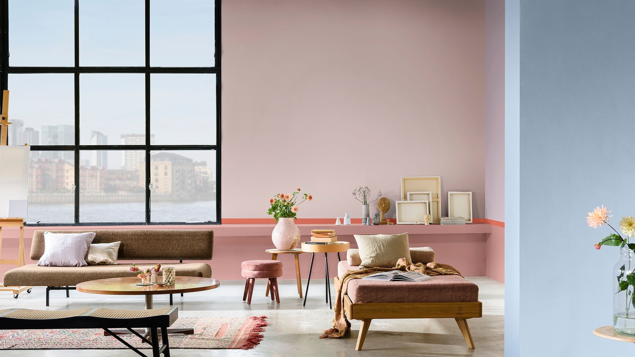 Open woonkamer in roze en blauw