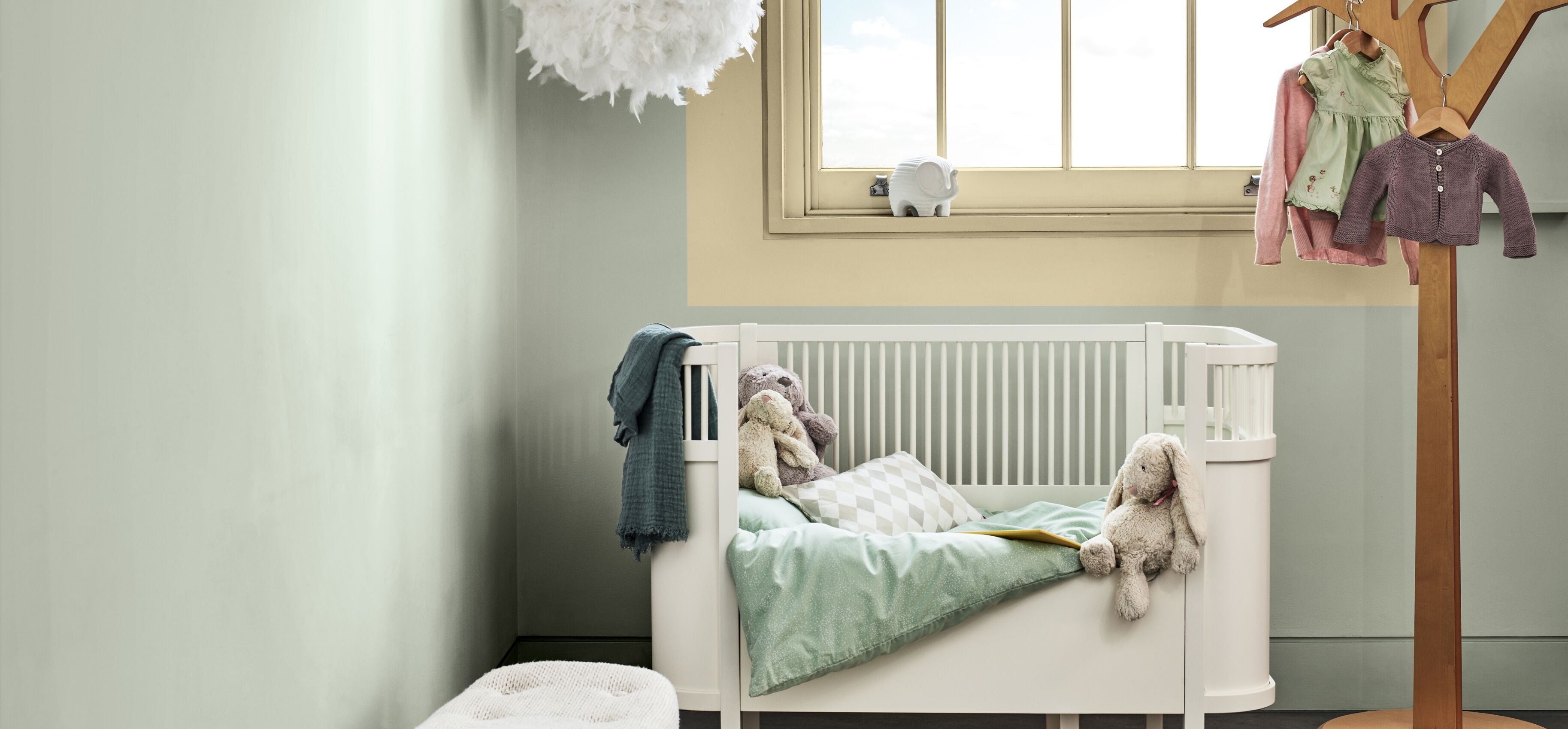 Een rustige, licht blauwgroene babykamer in de kleur Tranquil Dawn