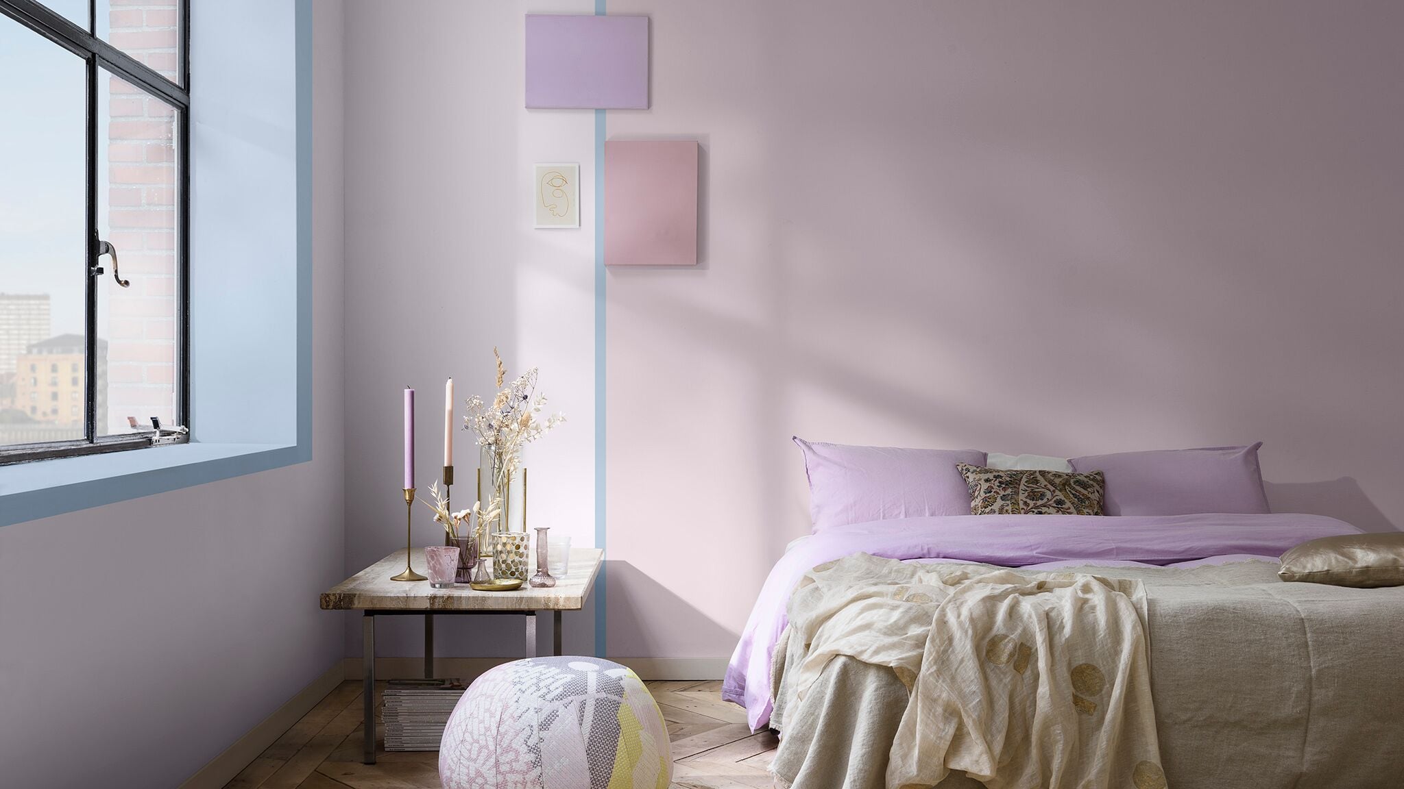 Lila slaapkamer met blauw geverfd raamkozijn