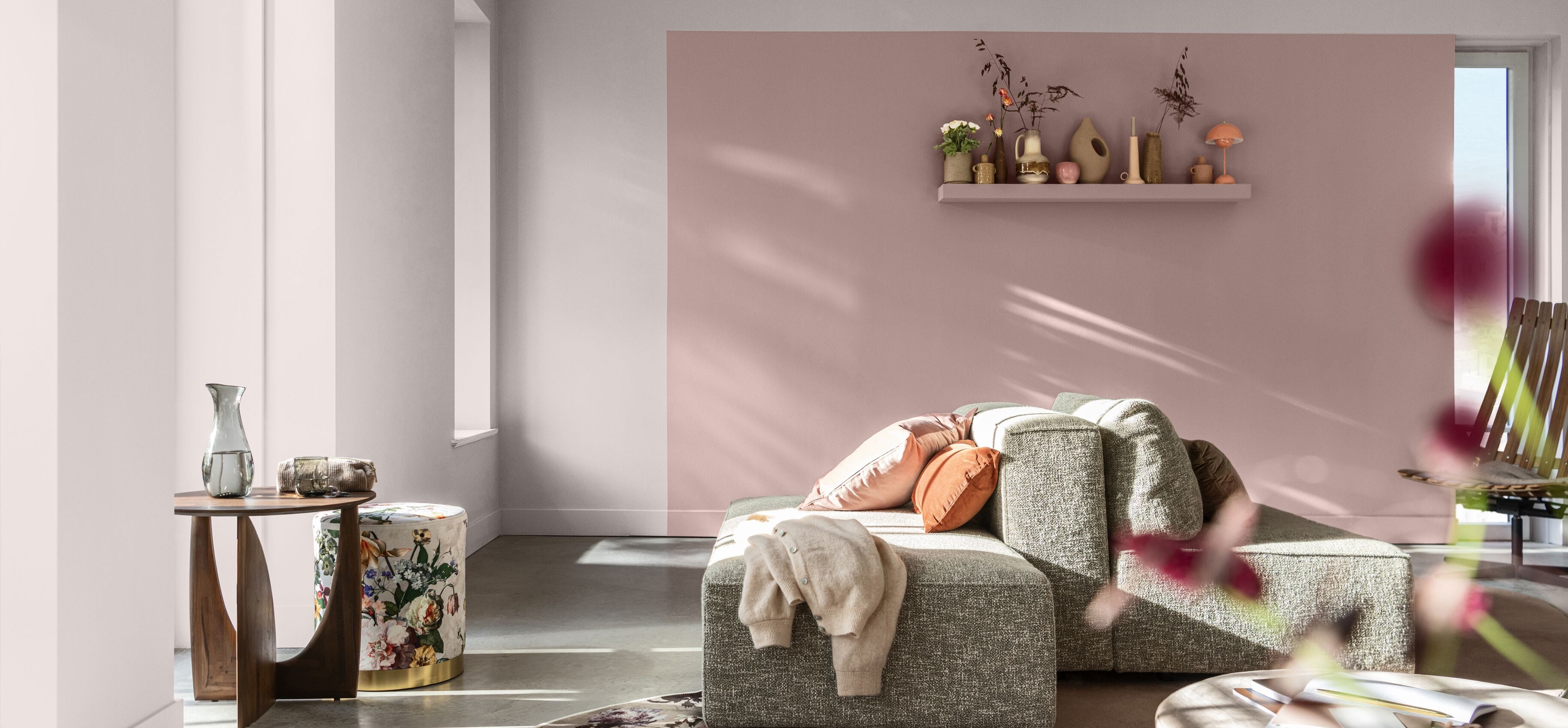 Een woonkamer in een romantische woonstijl
