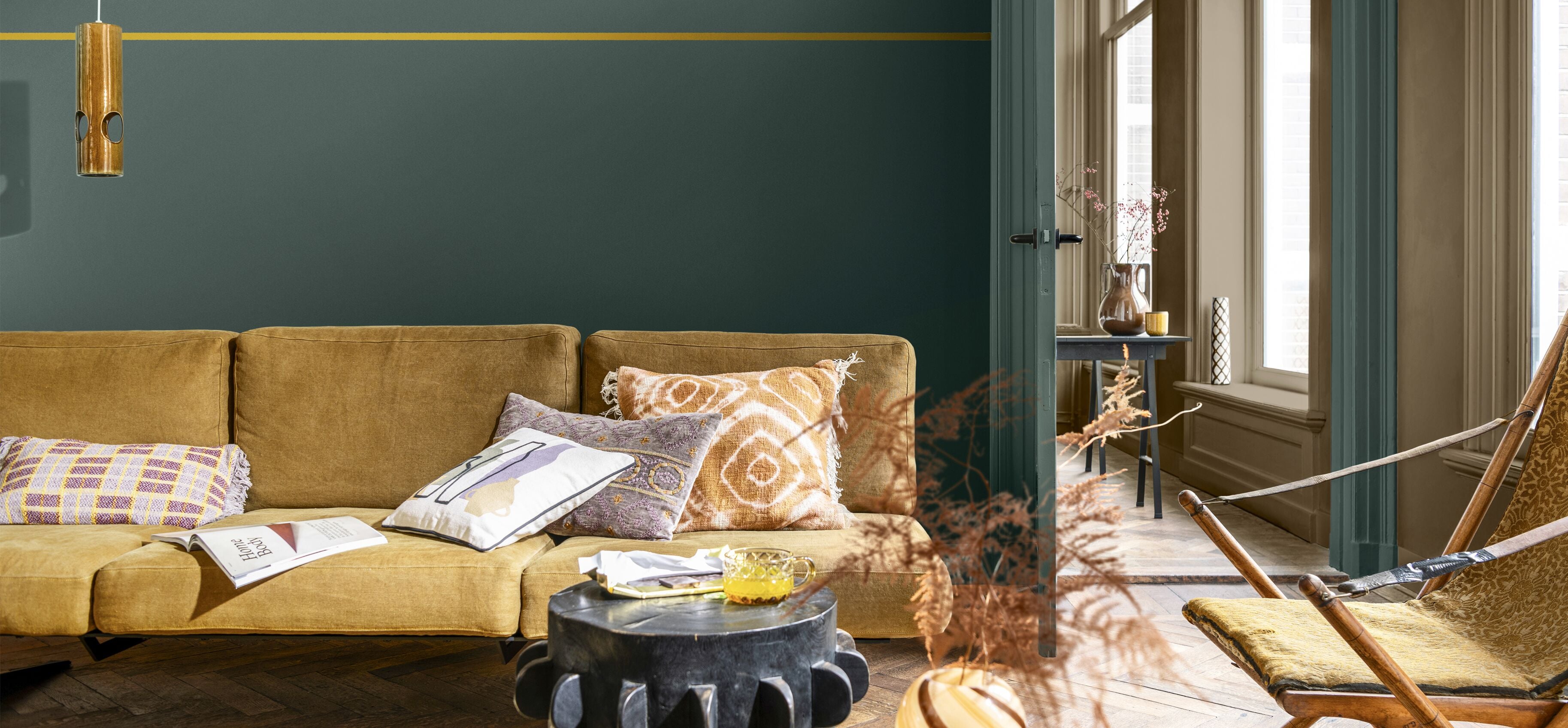 woonkamer met muren in de kleuren Calm Colour 2, Brave Ground en True Joy