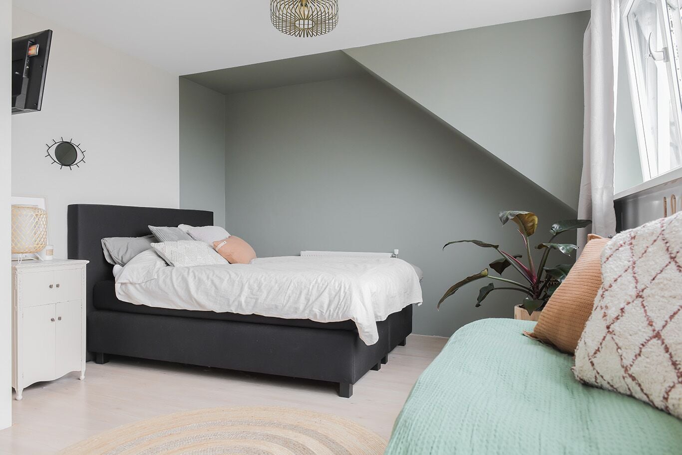 De zolderkamer van Yentl voelt aan als een klein appartementje voor een tiener