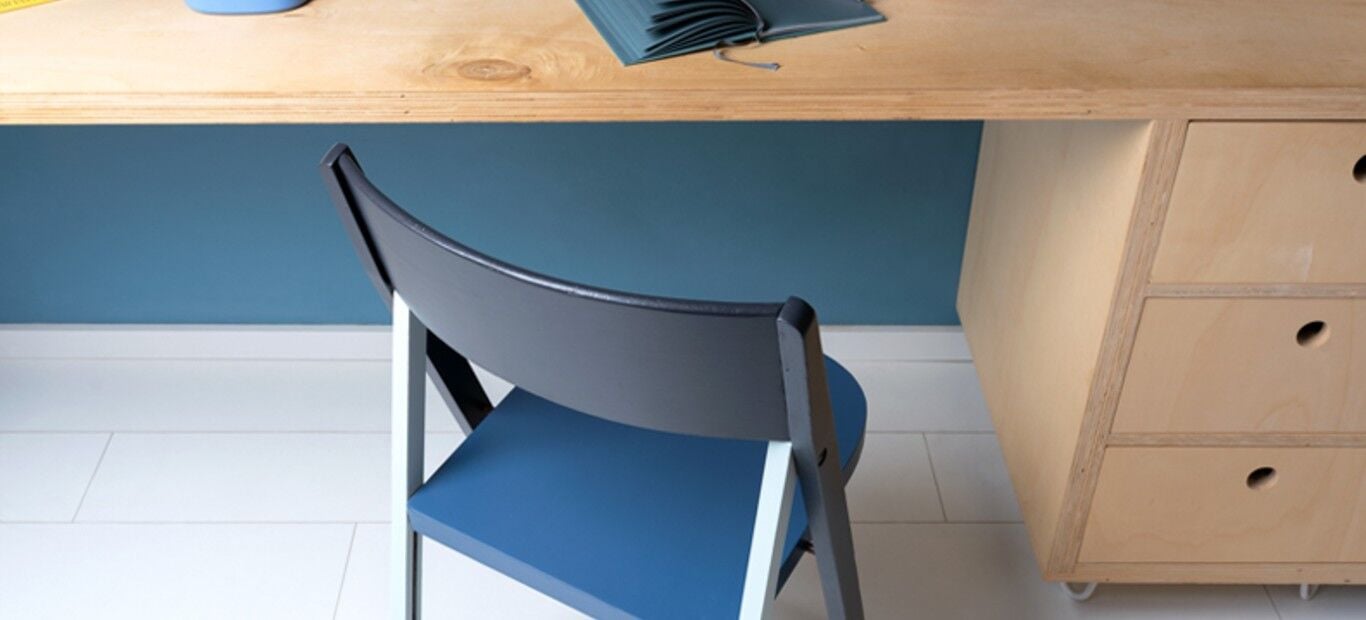 oude stoel schilderen in drie kleuren blauw