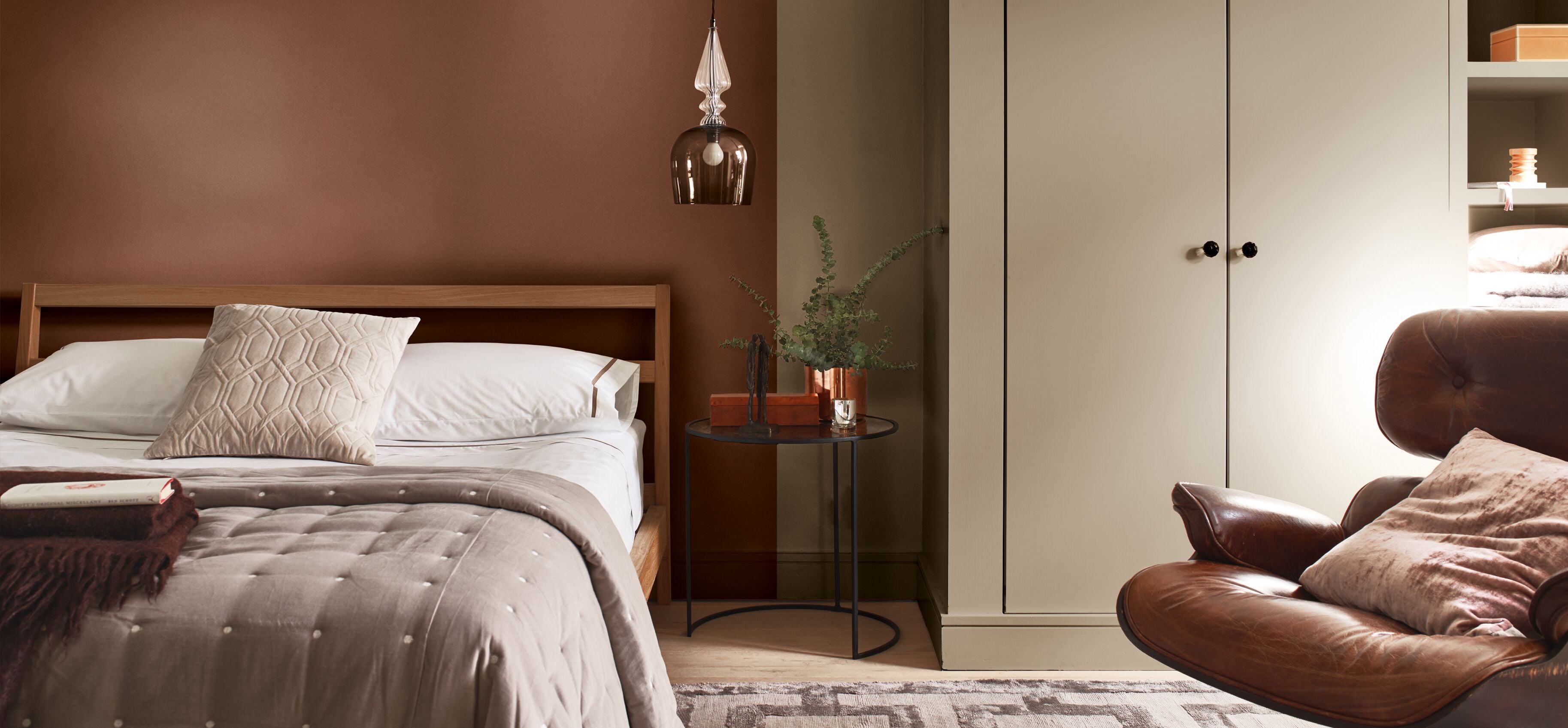 Knusse woonkamer met de kleur Daring Sienna en Brave Ground